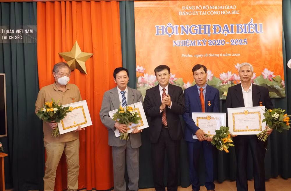 Phát huy vai trò gương mẫu của đảng viên tại Séc trong chống dịch ảnh 1
