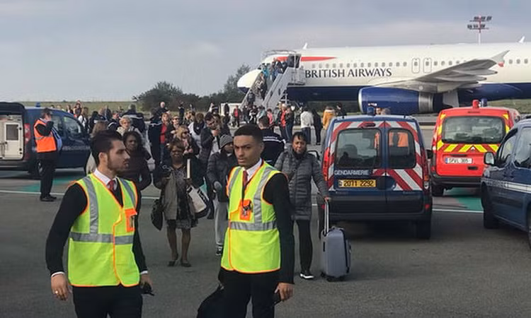 Hành khách British Airways sơ tán khẩn cấp khỏi máy bay tại Pháp ảnh 1