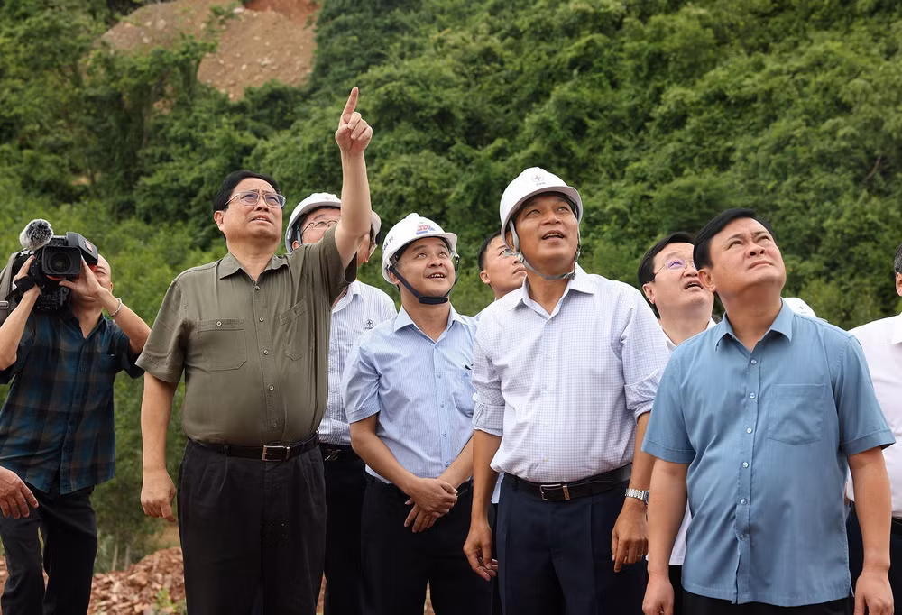 ttxvn_thu_tuong_pham_minh_chinh_kiem_tra_thi_cong_duong_day_tai_dien_500kv_mach_3_2306-2.jpg