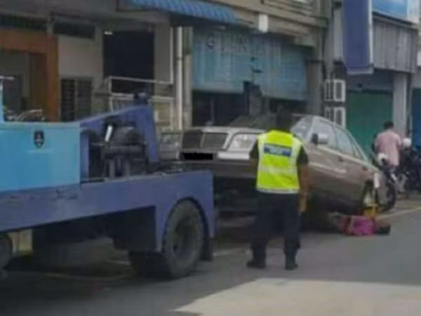 Dùng thân mình ngăn cảnh cảnh sát giao thông kéo xe đi ảnh 1