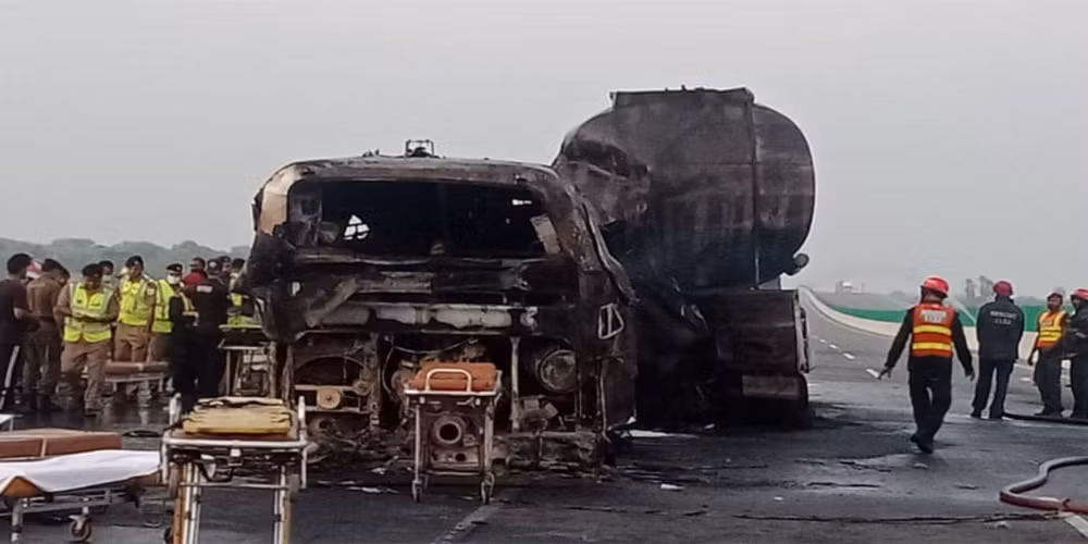 Pakistan: Xe buýt va chạm với xe bồn chở dầu, 18 người thiệt mạng ảnh 1