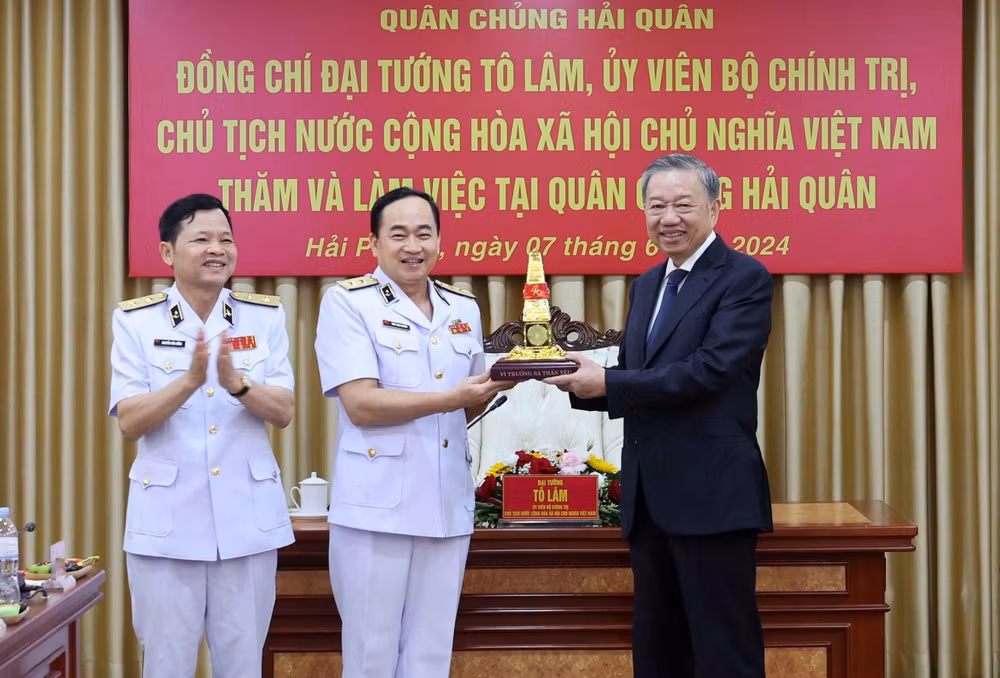 ttxvn_chu tich nuoc tham binh chung hai quan 17.jpg