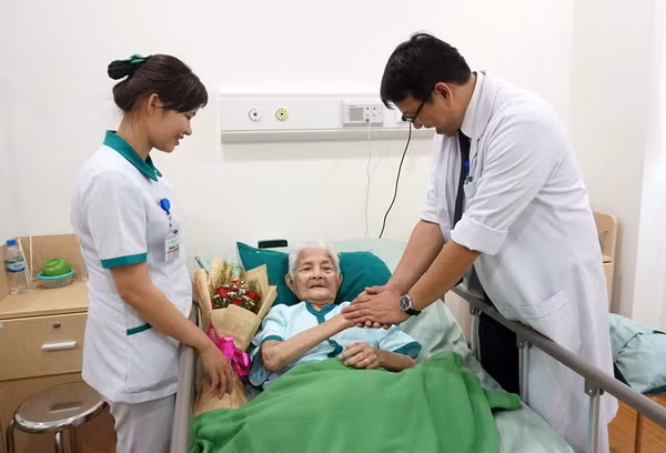 Phẫu thuật thành công cho cụ bà 102 tuổi bị gãy xương đùi ảnh 1