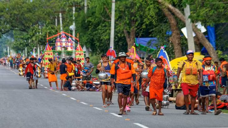 Ấn Độ: Hàng triệu tín đồ Hindu hành hương trong lễ Kanwar Yatra ảnh 1