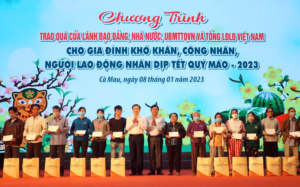 Phó Thủ tướng Lê Minh Khái thăm, chúc Tết gia đình chính sách ở Cà Mau ảnh 2