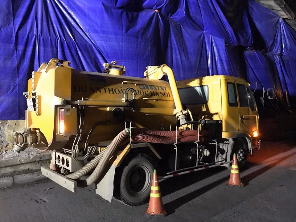 Bắt đầu triển khai nạo bùn hệ thống thoát nước quanh Rạng Đông ảnh 7