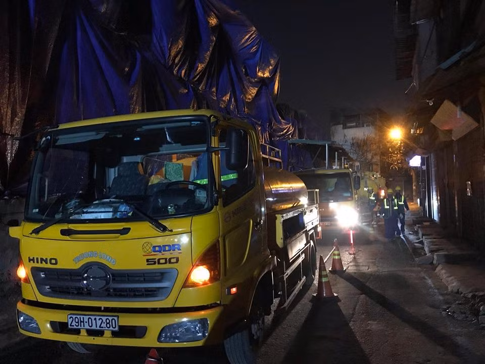 Bắt đầu triển khai nạo bùn hệ thống thoát nước quanh Rạng Đông ảnh 4