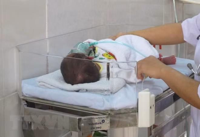 Phẫu thuật cắt khối u khiến trẻ sơ sinh liên tục nôn ra sữa sau bú ảnh 1