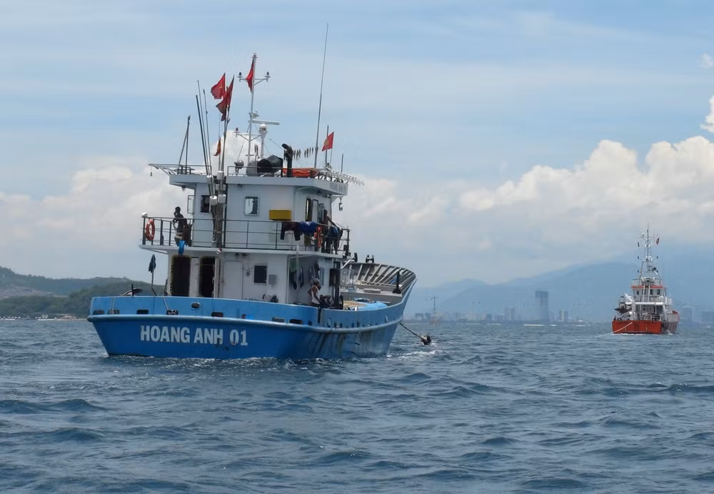 Cứu nạn tàu cá đang trôi dạt trên biển cùng 32 ngư dân ảnh 1