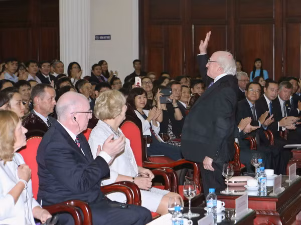 Tổng thống Ireland thăm cán bộ, sinh viên Đại học Quốc gia Hà Nội ảnh 2