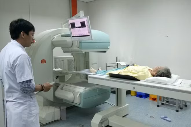 Pháp hỗ trợ Việt Nam kỹ thuật và đào tạo bác sỹ điều trị ung thư ảnh 1