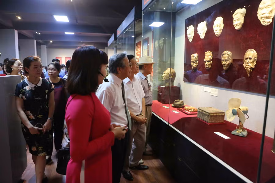 Trưng bày 200 hiện vật, hình ảnh về văn học-nghệ thuật kháng chiến ảnh 2