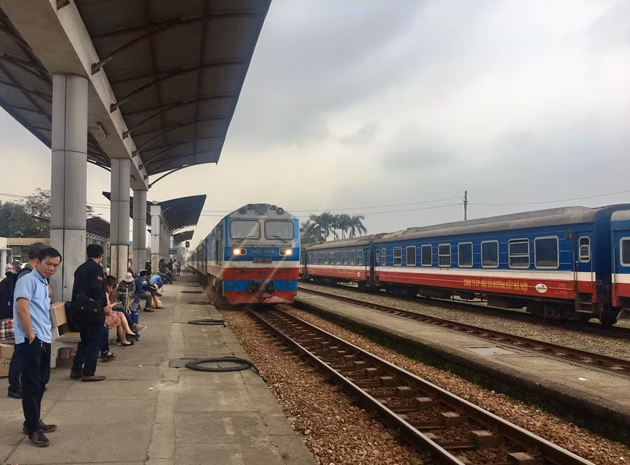 Đường sắt trở mình với đoàn tàu '5 sao,' hút khách ở cự ly ngắn ảnh 1