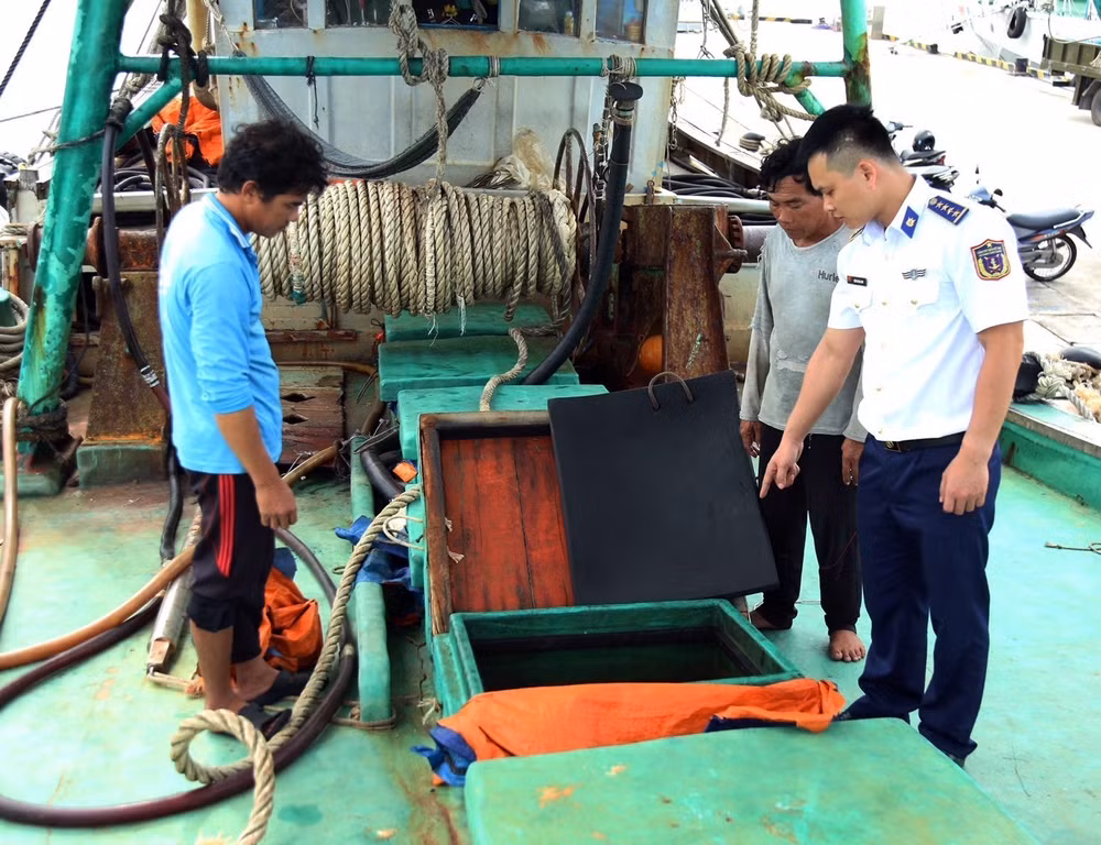 Bà Rịa-Vũng Tàu: Liên tiếp bắt tàu cá chở dầu DO không rõ nguồn gốc ảnh 1