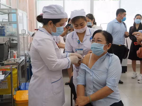 Tiêm vaccine phòng COVID-19 đảm bảo an toàn, đúng tiến độ ảnh 2