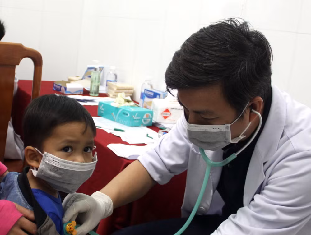 Hỗ trợ người dân huyện Nam Trà My khắc phục hậu quả bão lũ ảnh 1