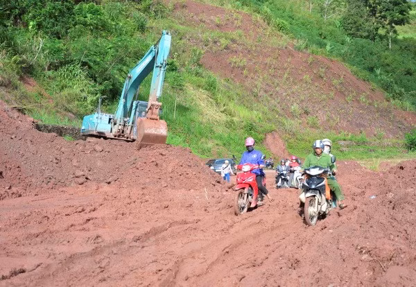 Đề phòng sạt lở đất khi lũ ở hạ lưu sông Thương, sông Cả đang lên ảnh 1