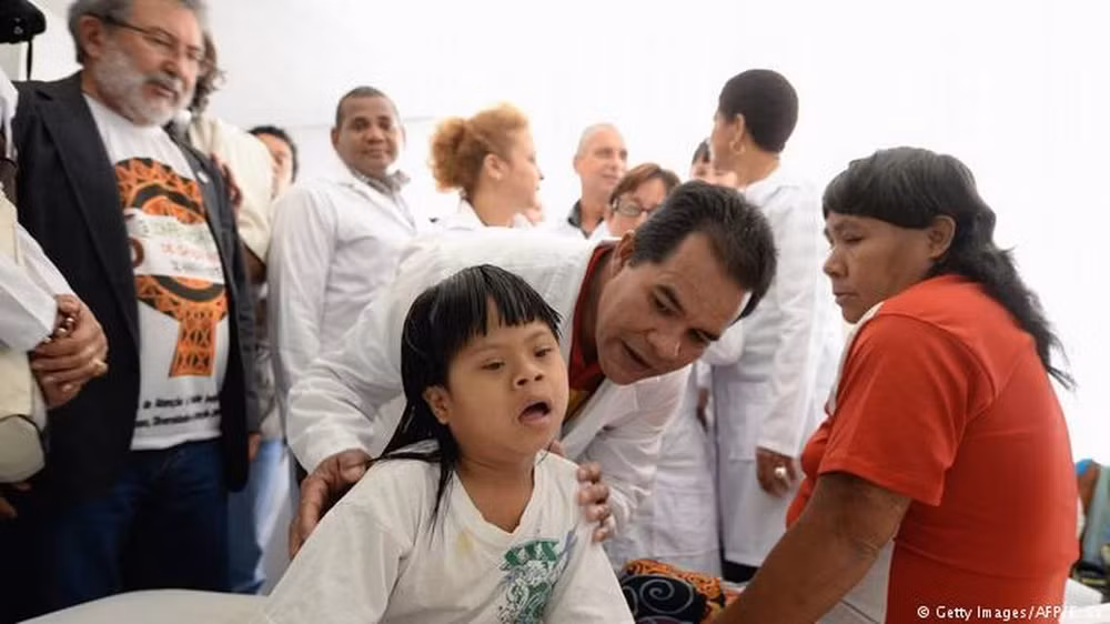 Cuba rút khoảng 8.600 bác sỹ và nhân viên y tế tại Brazil về nước ảnh 1