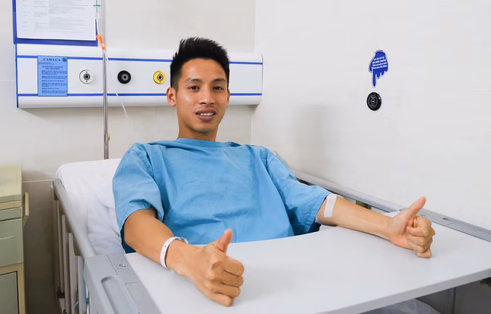 Hùng Dũng nghỉ thi đấu 1 năm do gãy chân sau va chạm kinh hoàng ảnh 1