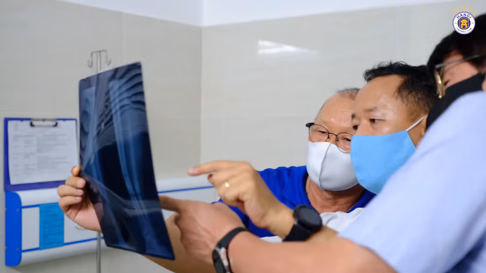 HLV Park Hang-seo rơi nước mắt nhìn Hùng Dũng đau đớn tại bệnh viện ảnh 2