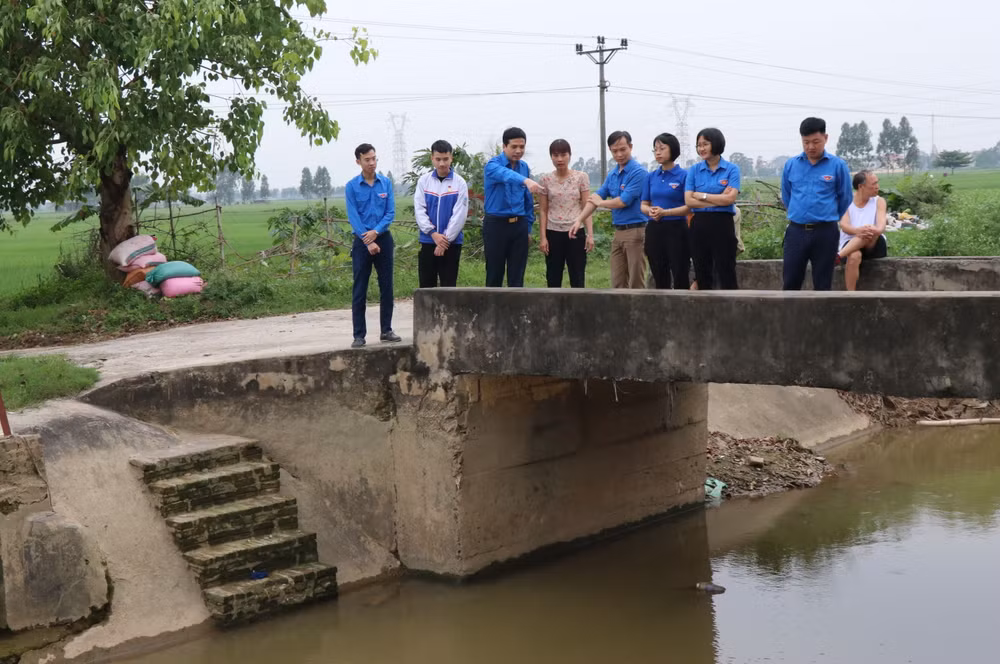 Trao tặng huy hiệu Tuổi trẻ dũng cảm cho học sinh cứu người đuối nước ảnh 2