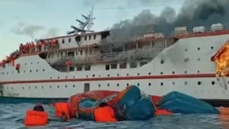 Indonesia: Phà chở 200 người bốc cháy khi đang di chuyển ngoài khơi ảnh 1