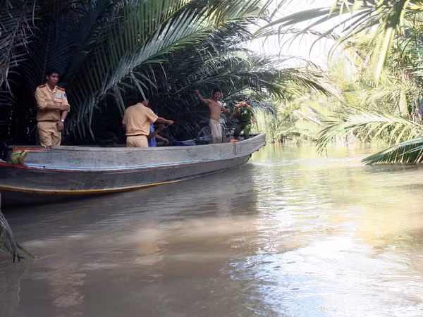 Long An: Chìm ghe trên sông Vàm Cỏ Đông, hai mẹ con mất tích ảnh 1