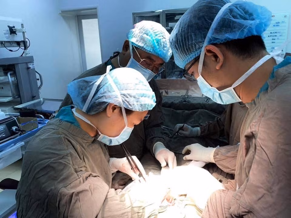 Hy hữu cấp cứu một phụ nữ chửa ngoài tử cung ở đại tràng ngang ảnh 1