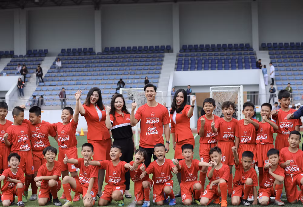 Công Phượng đóng vai huấn luyện viên, dạy học trò rê bóng kỹ thuật ảnh 12
