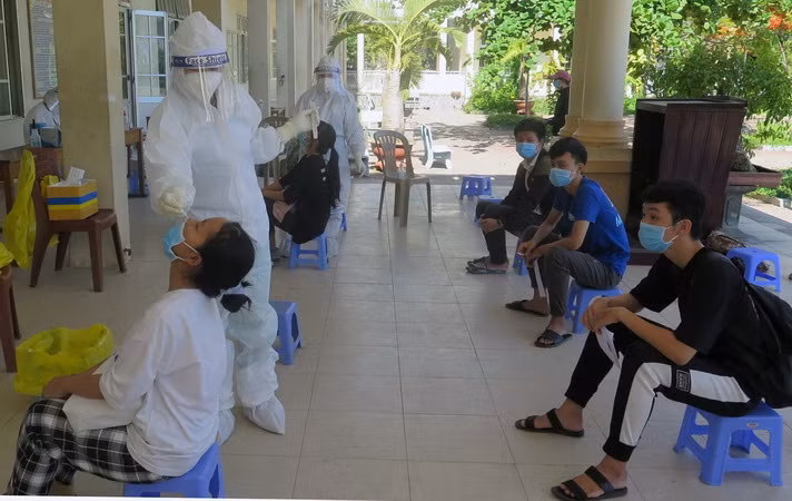 TP.HCM: Xét nghiệm cho hơn 100.000 giáo viên, thí sinh thi tốt nghiệp ảnh 1