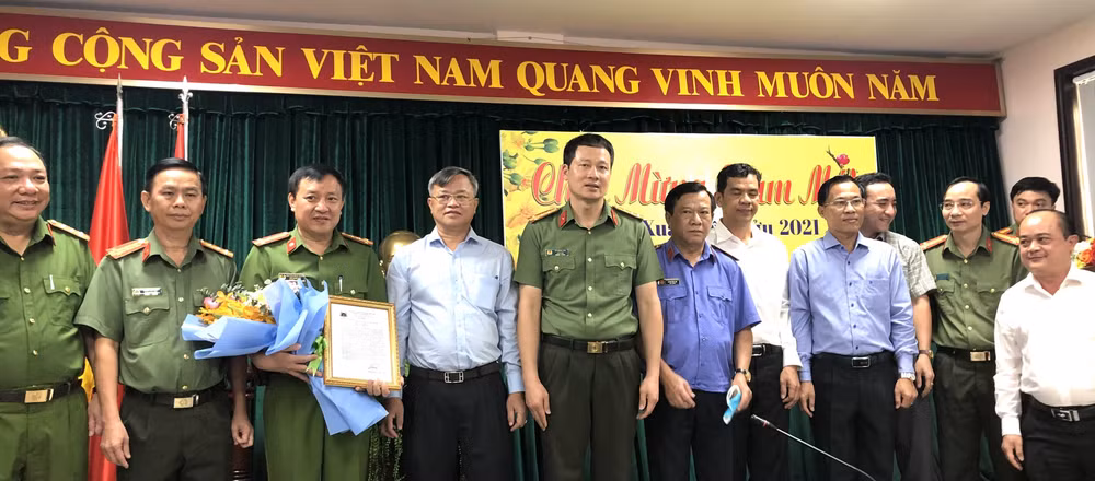 Triệt phá đường dây mua bán, pha chế xăng giả cực lớn tại Đồng Nai ảnh 1