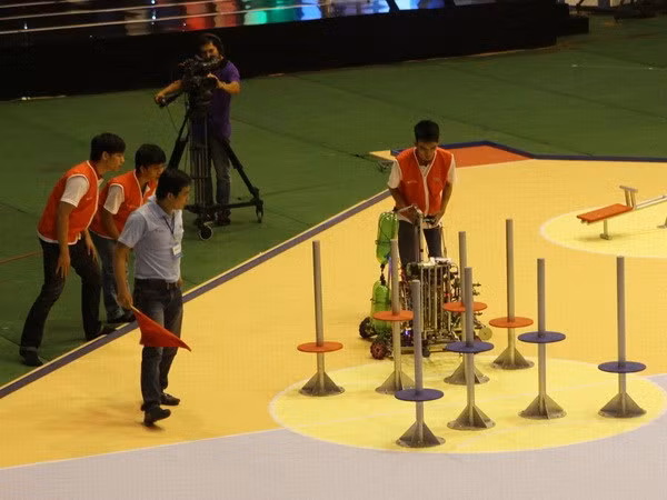 Trường đại học Lạc Hồng "thống trị" cuộc thi Robot Việt Nam ảnh 1