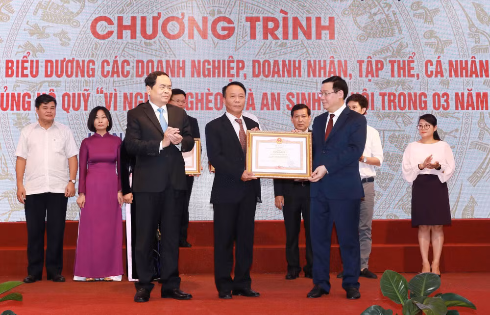Biểu dương 70 tập thể, cá nhân tích cực ủng hộ Quỹ Vì người nghèo ảnh 1