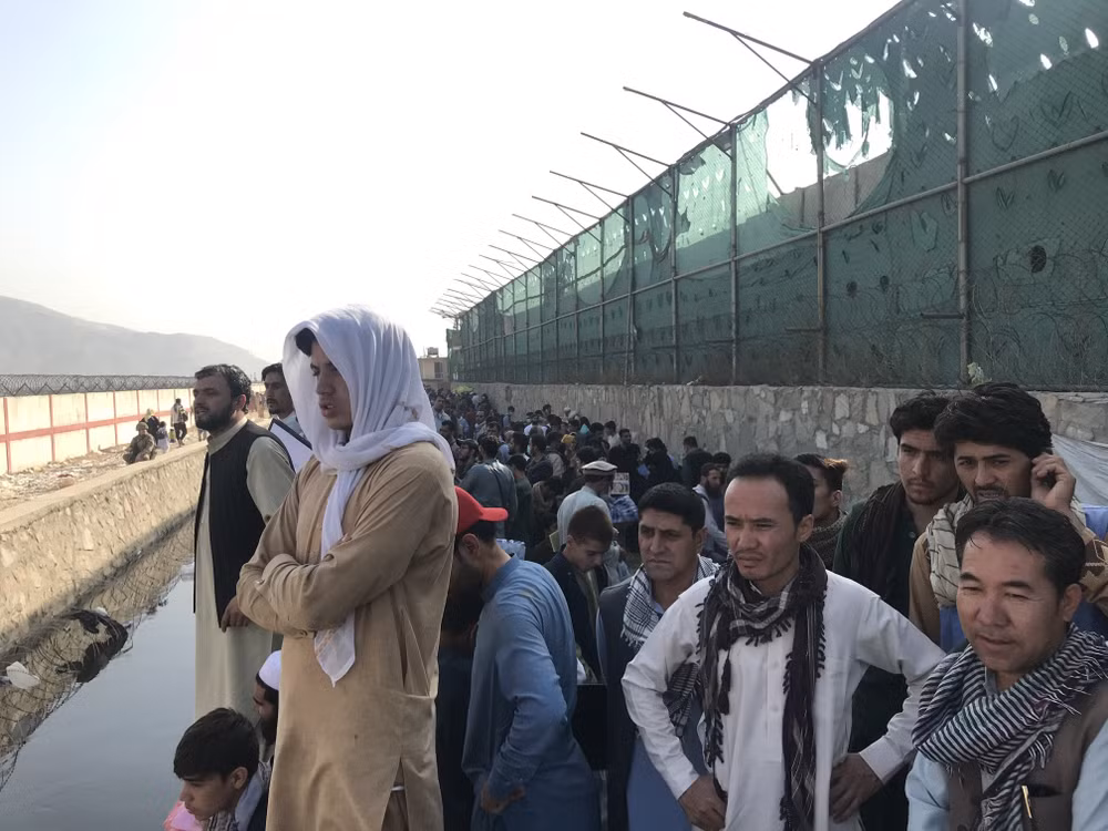 Nổ liên tiếp bên ngoài sân bay ở Kabul, ít nhất 13 người thiệt mạng ảnh 1