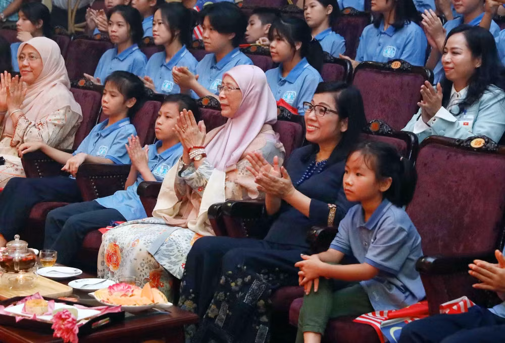 Phu nhân Thủ tướng Malaysia thưởng thức nghệ thuật múa rối nước ảnh 1