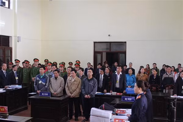 Xét xử vụ án chạy thận tại Hòa Bình: Ngày cuối của phần tranh tụng ảnh 1