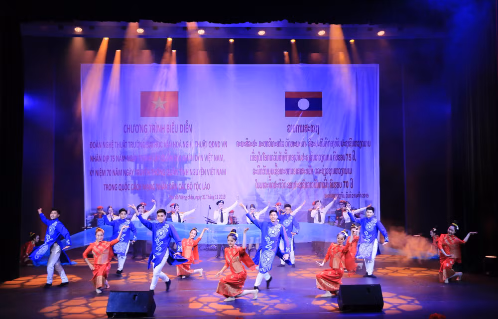 Vun đắp quan hệ đoàn kết qua đêm nhạc 'Thắm tình hữu nghị Việt-Lào' ảnh 1