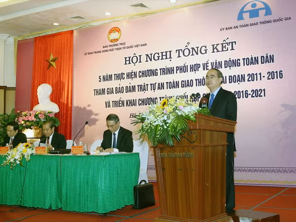 Tiếp tục vận động toàn dân tham gia bảo đảm an toàn giao thông ảnh 1