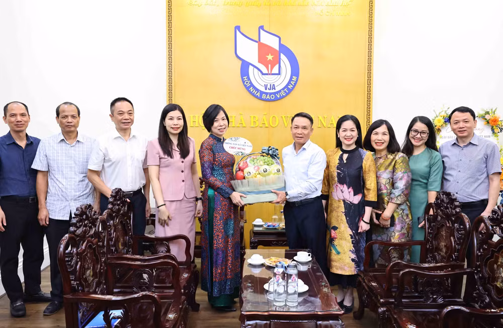 ttxvn_lanh_dao_ttxvn_chuc_mung_hoi_nha_bao_viet_nam_nhan_ngay_bao_chi_cach_mang_viet_nam_4.jpg
