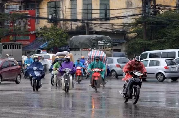 Thời tiết khu vực Bắc Bộ và Trung Bộ đêm 6/8 có mưa rào và dông ảnh 1