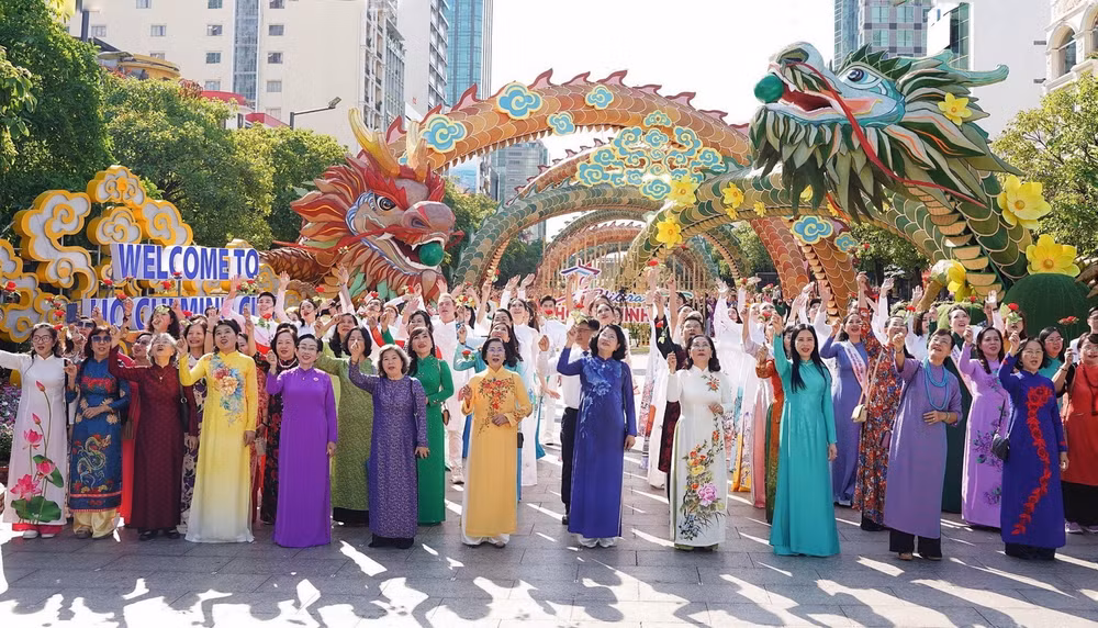 ttxvn_dong dien ao dai 2.jpg
