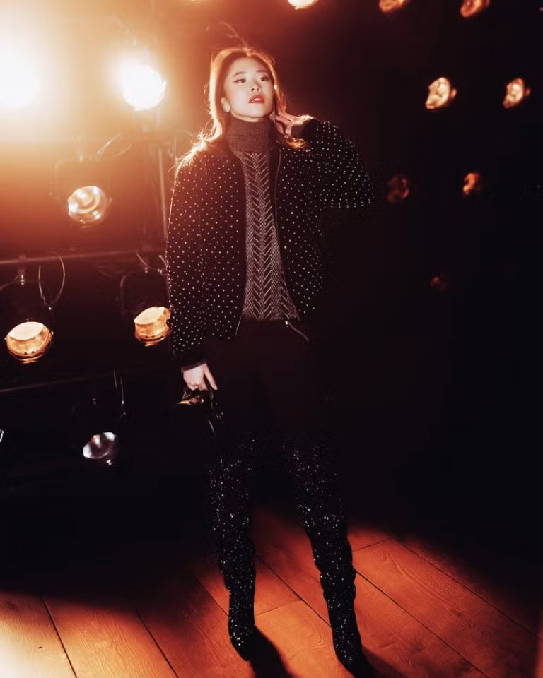 Phong cách siêu chất của dàn sao trên hàng ghế đầu show Saint Laurent ảnh 18