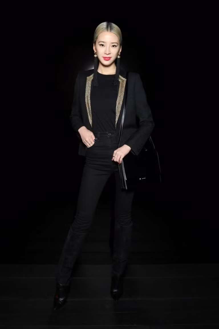 Phong cách siêu chất của dàn sao trên hàng ghế đầu show Saint Laurent ảnh 17