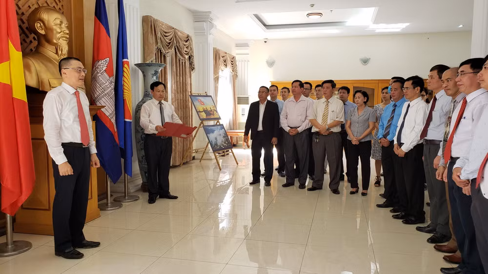 Lễ dâng hương viếng Chủ tịch Hồ Chí Minh tại Campuchia ảnh 3