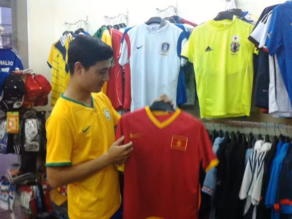 Thời trang, phụ kiện ăn theo World Cup 2014 “đắt khách” ảnh 1