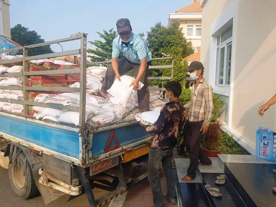 Hàng chục tấn hàng gửi người gốc Việt tại Campuchia chống COVID-19 ảnh 1