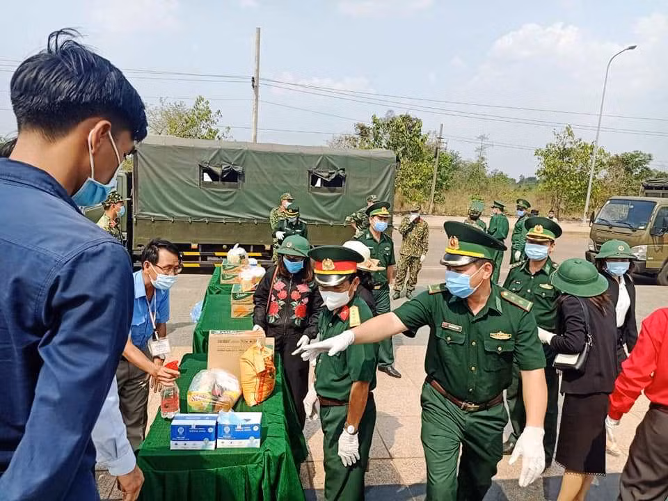 Hàng chục tấn hàng gửi người gốc Việt tại Campuchia chống COVID-19 ảnh 2