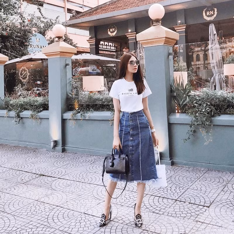 Hồ Ngọc Hà và loạt sao “ướp lạnh” ngày hè với trang phục gợi cảm ảnh 12