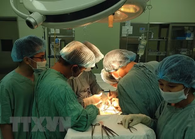 Cứu chữa thành công người nước ngoài bị chấn thương sọ não nguy kịch ảnh 1