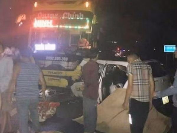 Va chạm với ôtô khách, năm người trên xe taxi thương vong ảnh 1